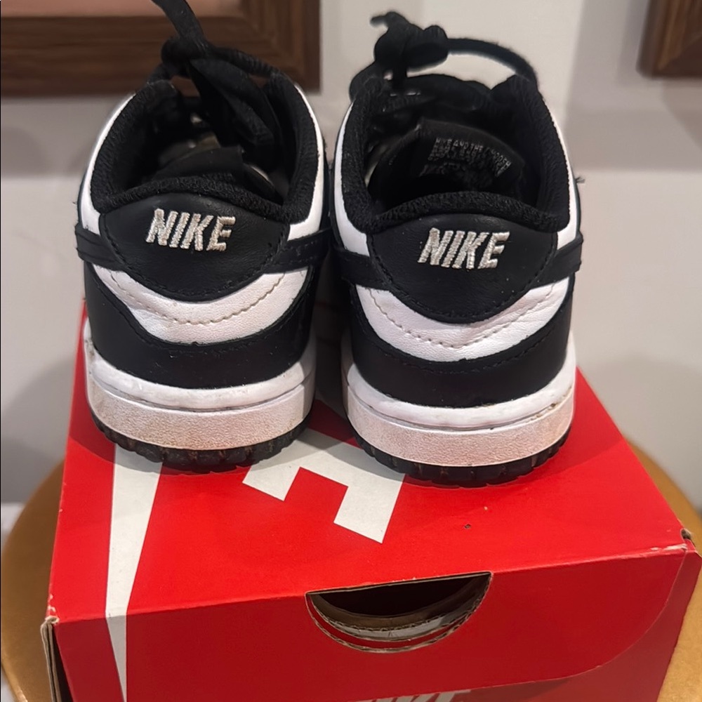 Nike Black and White Sneakers for Everyday Comfort - Picture 2 of 4